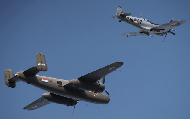 Old fashioned airplanes flying jigsaw free wallpaper for desktop - medium preview image