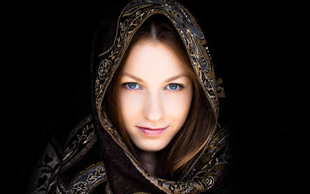 Woman scarf portrait blue eyes free wallpaper for desktop - medium preview image