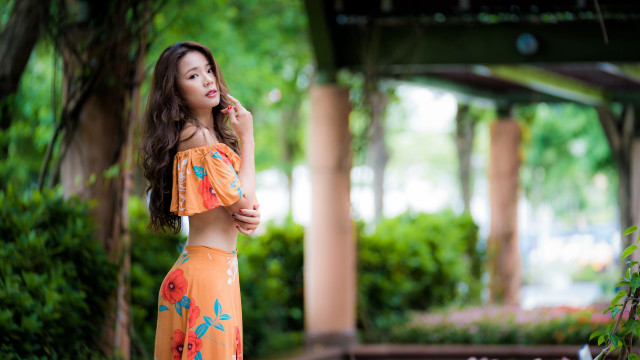 Woman dress phone park bokeh free wallpaper for desktop - medium preview image