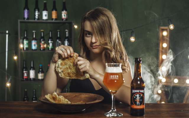 Woman beer food jewelry blonde free wallpaper for desktop - medium preview image
