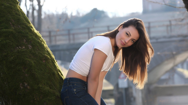 Woman leaning tree bridge city free wallpaper for desktop - medium preview image