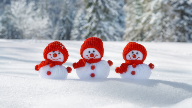 Three snowmen red hats scarves free wallpaper for desktop - medium preview image