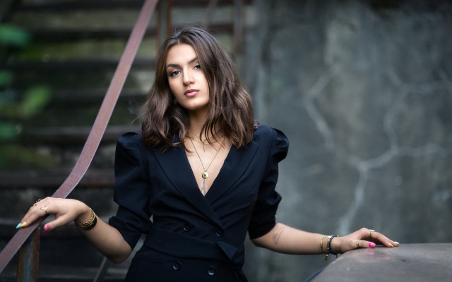 Woman black dress wall fashion free wallpaper for desktop - medium preview image