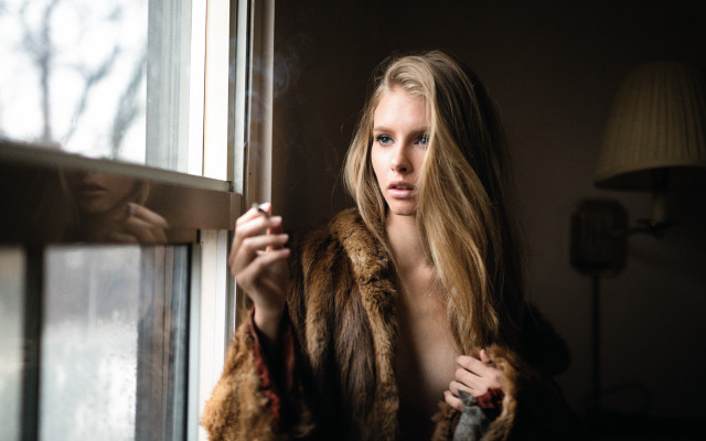 Woman window cigarette blonde blurry free wallpaper for desktop - medium preview image