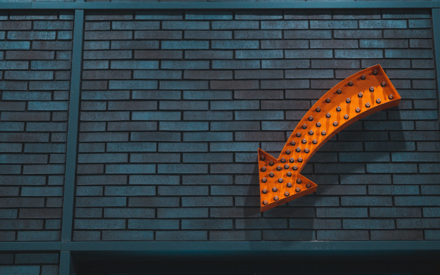 Traffic light brick wall arrow free wallpaper for desktop - medium preview image