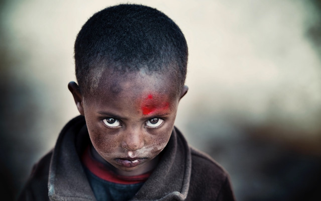 Young boy red spot serious free wallpaper for desktop - medium preview image