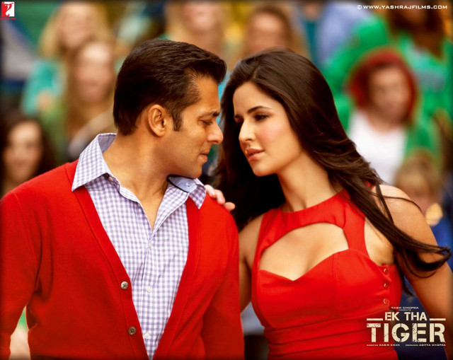 Man woman red standing together free wallpaper for desktop - medium preview image