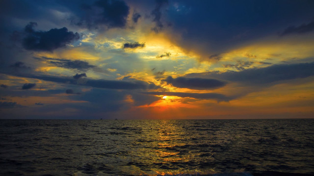 Sunset ocean clouds reflection horizon free wallpaper for desktop - medium preview image