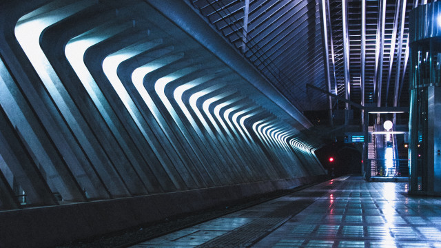 Train station night cyberpunk retrofuturism free wallpaper for desktop - medium preview image