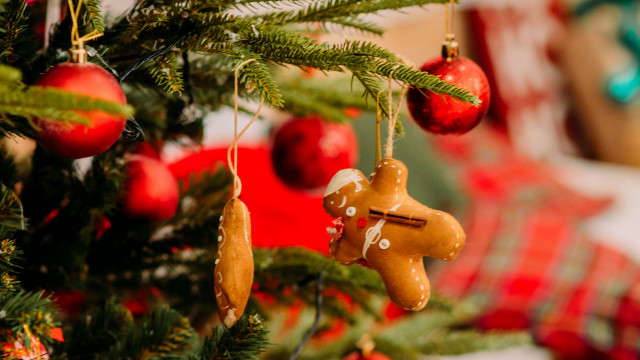 Christmas tree ornaments gingerbread man free wallpaper for desktop - medium preview image