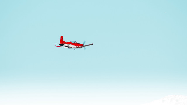 Small red white plane sky free wallpaper for desktop - medium preview image