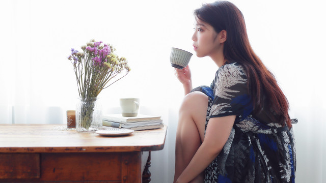 Woman coffee flower stilllife portrait free wallpaper for desktop - medium preview image