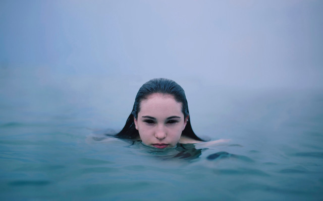 Woman swimming black headband photorealistic free wallpaper for desktop - medium preview image