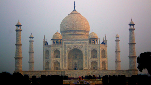 White dome towers fantasy cityscape free wallpaper for desktop - medium preview image