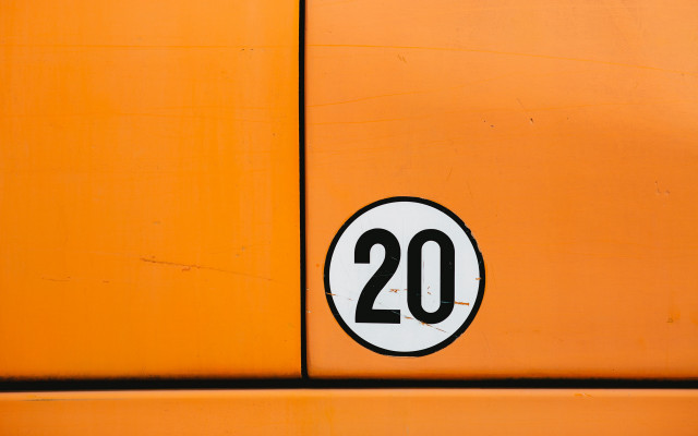 Number20 yellow wall white circle free wallpaper for desktop - medium preview image