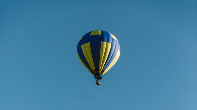 Hot air balloon blue yellow free wallpaper for desktop - medium preview image