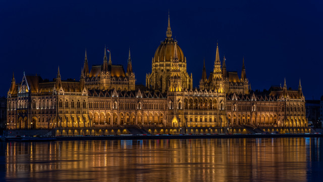 Night cityscape clocktower boat river free wallpaper for desktop - medium preview image