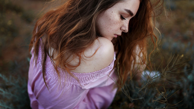 Freckled woman in field phone free wallpaper for desktop - medium preview image