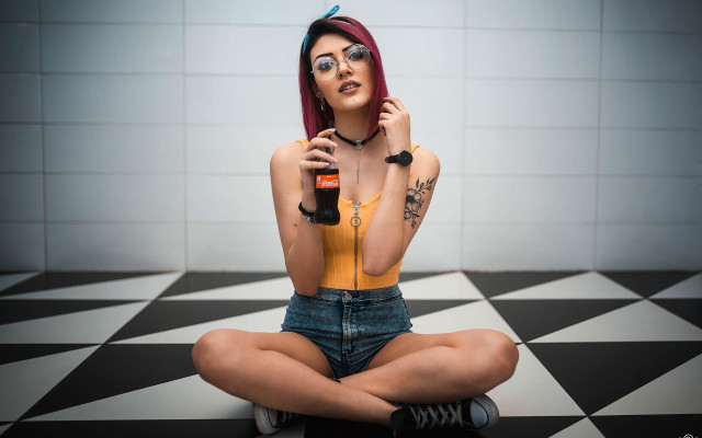 Woman beer floor blackwhite checkered free wallpaper for desktop - medium preview image