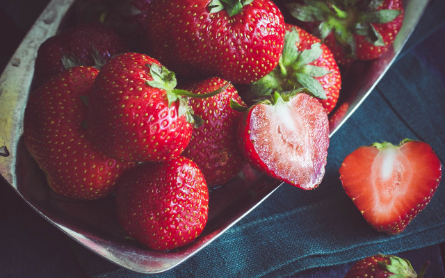 Strawberries bowl table cloth fauvism free wallpaper for desktop - medium preview image