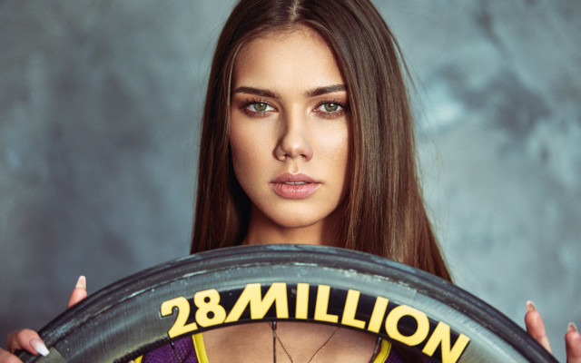 Eszter mattioni tire necklace profile free wallpaper for desktop - medium preview image