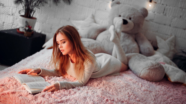 Girl reading bed teddy pink free wallpaper for desktop - medium preview image
