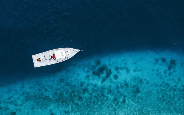 Small boat night sky milky free wallpaper for desktop - medium preview image