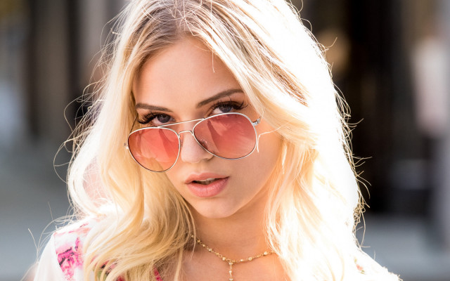 Woman sunglasses necklace fur portrait free wallpaper for desktop - medium preview image