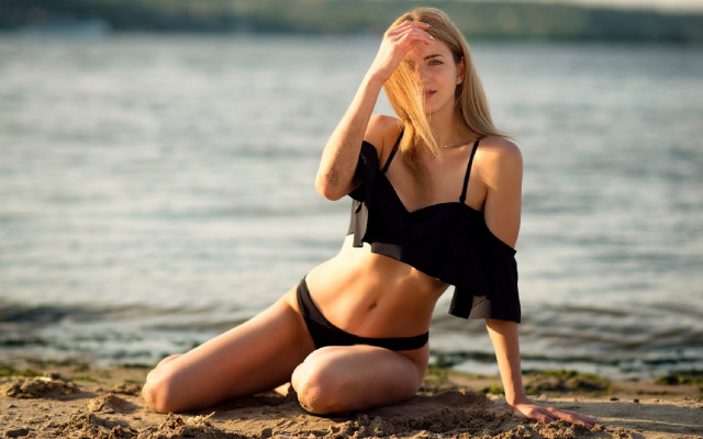 Beach woman bikini blonde sitting free wallpaper for desktop - medium preview image