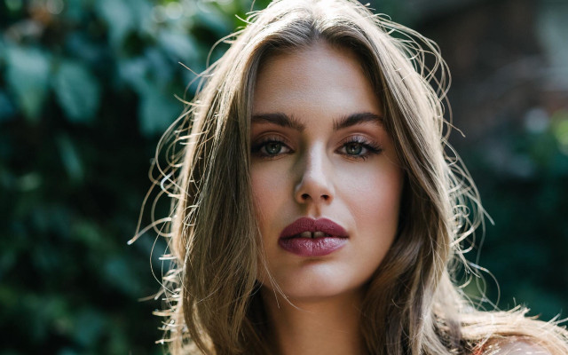 Woman red lips portrait bokeh free wallpaper for desktop - medium preview image