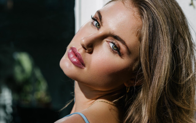 Woman long hair blue top free wallpaper for desktop - medium preview image