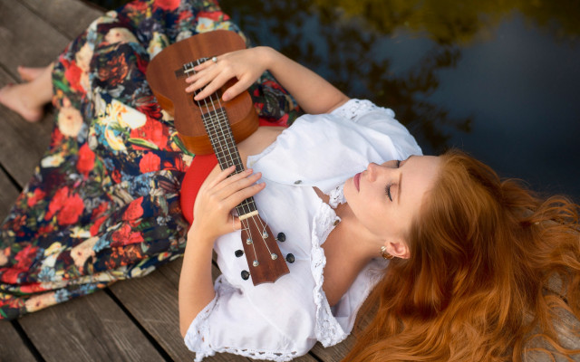 Woman ukulele dress blur portrait free wallpaper for desktop - medium preview image