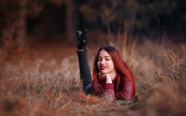 Woman field blackcat portrait blurry free wallpaper for desktop - medium preview image