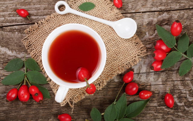 Tea spoon berries leaves outdoors free wallpaper for desktop - medium preview image