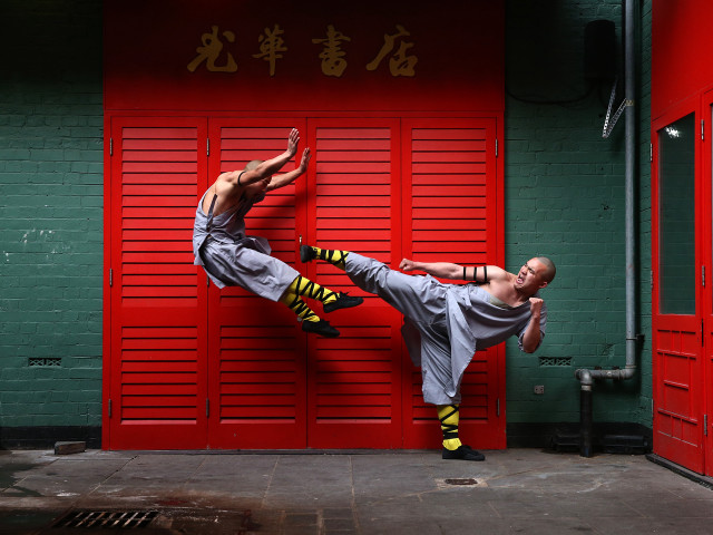 Man kick red wall chinese free wallpaper for desktop - medium preview image