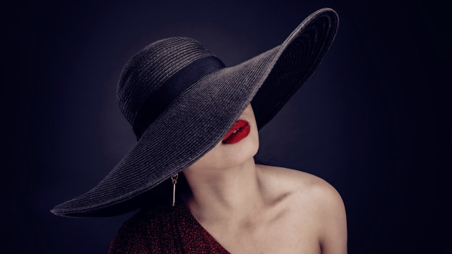 Woman large hat red lip free wallpaper for desktop - medium preview image
