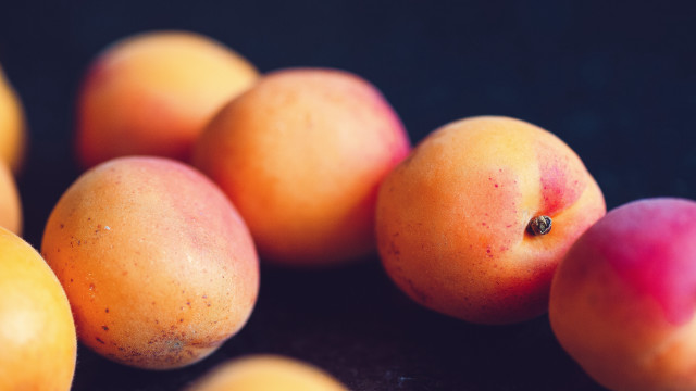 Peach pile stilllife moonlight food free wallpaper for desktop - medium preview image