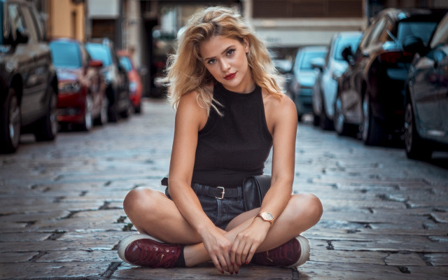 Flavia blois portrait blurry motor free wallpaper for desktop - medium preview image