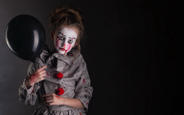 Clown balloon creepy face blood free wallpaper for desktop - medium preview image