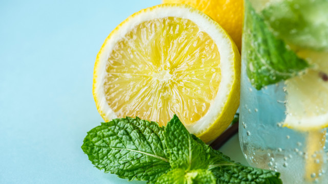 Lemon mint drink blue background free wallpaper for desktop - medium preview image