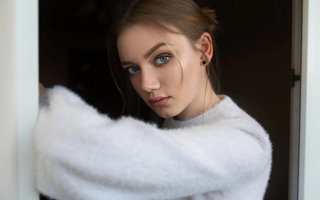 Woman blueeyes portrait furcollar jewelry free wallpaper for desktop - medium preview image