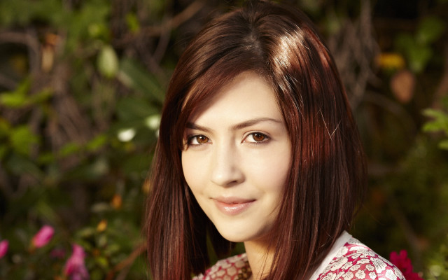 Woman smiling flowery shirt bush free wallpaper for desktop - medium preview image