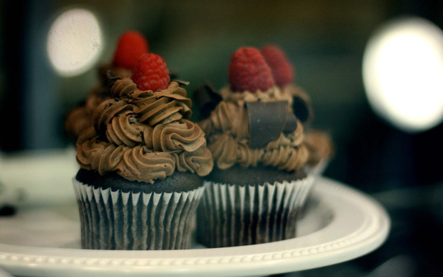 Cupcakes raspberries blurry night moon free wallpaper for desktop - medium preview image