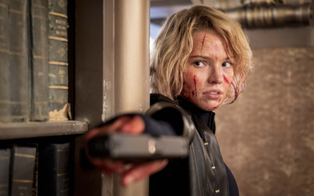 Woman blooded gun serious portrait free wallpaper for desktop - medium preview image