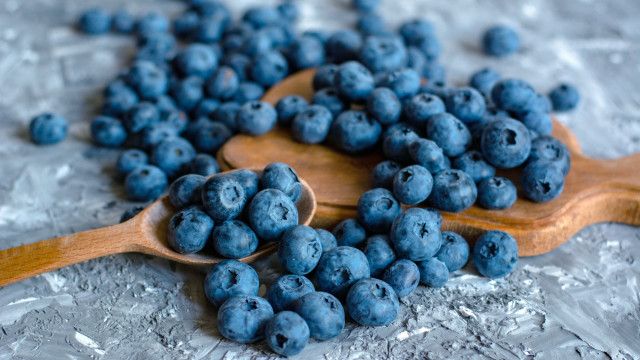 Blueberries wooden spoon ice crystals free wallpaper for desktop - medium preview image