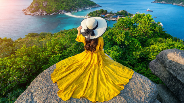 Woman yellow dress hat ocean free wallpaper for desktop - medium preview image