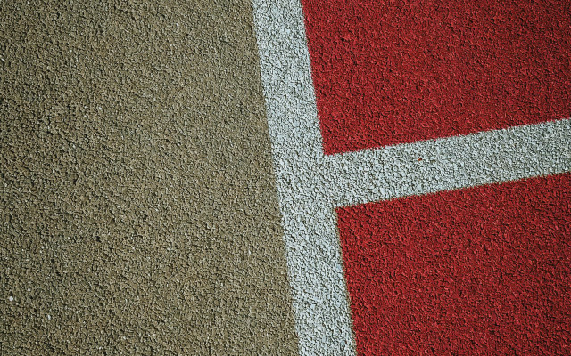 Red white wall tiltshift bruce free wallpaper for desktop - medium preview image