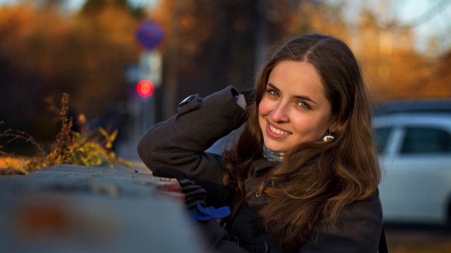 Woman smiling wall car portrait free wallpaper for desktop - medium preview image