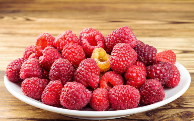 Raspberry plate wooden table closeup free wallpaper for desktop - medium preview image