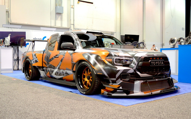 Camouflage truck garage police girls free wallpaper for desktop - medium preview image